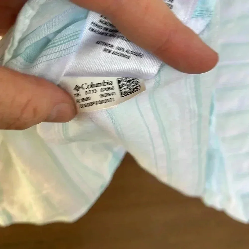 Columbia women’s aquamarine and white striped shirt size small - Picture 6 of 6